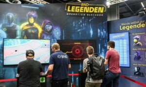يقوم جهاز الاستخبارات الفيدرالي والجيش الألماني بتجنيد المواهب الشابة بشكل مرح في معرض Gamescom في كولونيا (Oliver Berg/dpa)