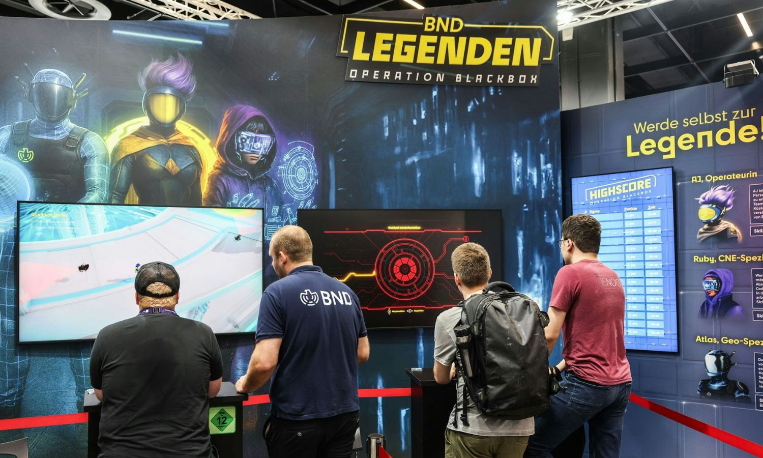 يقوم جهاز الاستخبارات الفيدرالي والجيش الألماني بتجنيد المواهب الشابة بشكل مرح في معرض Gamescom في كولونيا (Oliver Berg/dpa)