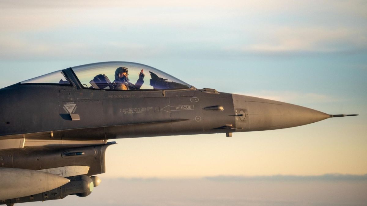 مقاتلة "F16" الأمريكية تقوم بجولة استطلاعية ضمن نطاق مسؤولية القيادة المركزية الأمريكية- 11 آب 2025 (CENTCOMA/ إكس)