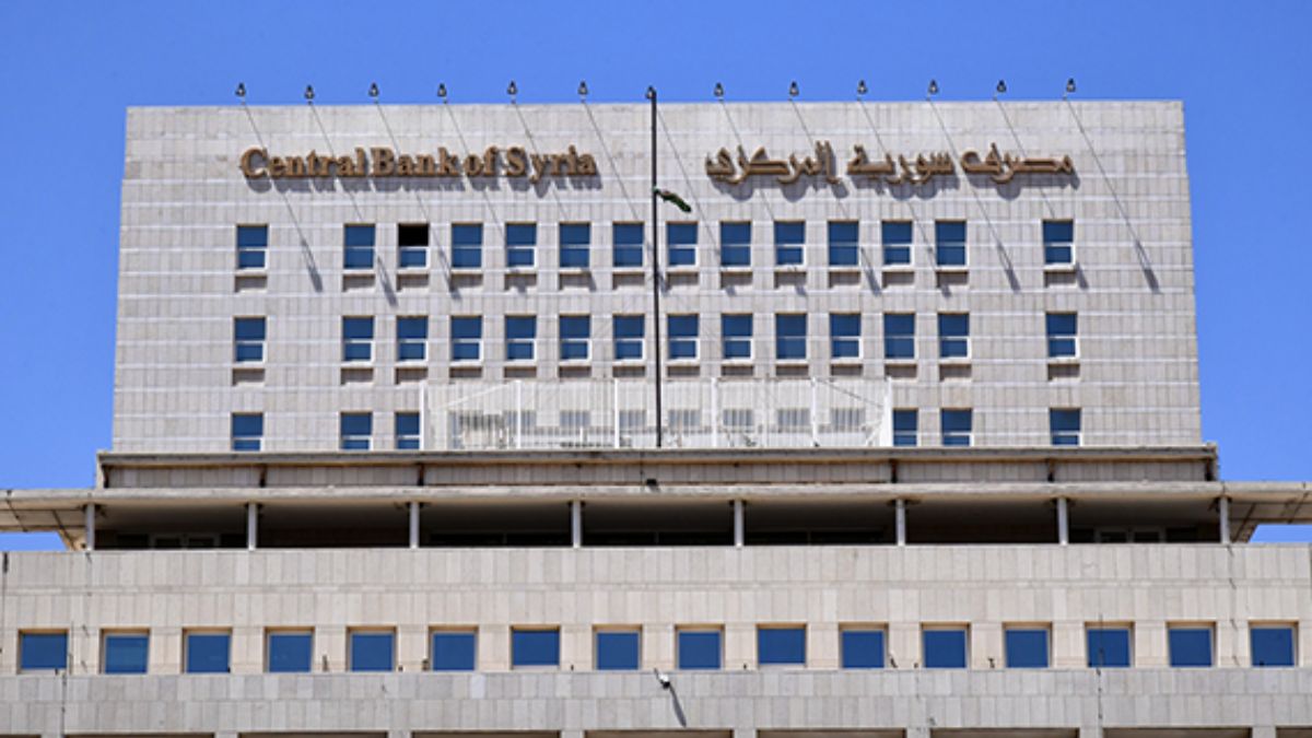 حاكم مصرف سوريا المركزي عبد القادر الحصرية يعلن إلغاء جميع القيود المفروضة على نقل الأموال بين المحافظات - 12 آب 2025 (سانا)