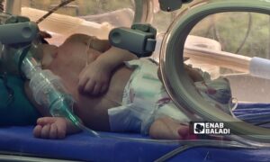 طفلة في حاضنة بأحد المستفشيات الخاصة في دمشق - 16 حزيران 2025 (عنب بلدي)
