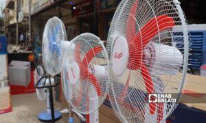 مراوح أرضية أمام أحد معارض البيع في رأس العين - آب 2025 (عنب بلدي)
