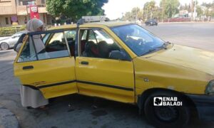 سيدة تستقل سيارة أجرة في منطقة المزة بدمشق_31 تموز2025(عنب بلدي/ديالا البحري)

