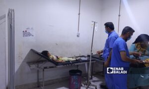 مراجعون داخل مشفى الكسرة العام في دير الزور - 27 تموز 2025 (عنب بلدي/ عبادة الشيخ)

