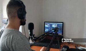فنانو الدوبلاج يعانون قلة الأجور مما يشكل خطرًا على استمراريتهم في المهنة - 23 آب 2025 (عنب بلدي/ أمير حقوق)