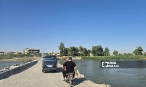 مدنيون على دراجة نارية على طريق الجسر الترابي الواصل بين دير الزور وريفها
6_آب _2025 (عنب بلدي - عبادة الشيخ).