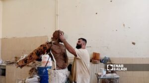 طالب في قسم النحت بكلية الفنون الجميلة بدمشق - 24 آب 2025 ( عنب بلدي / لمى دياب)