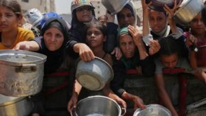 أكثر من ثلث سكان غزة لا يتناولون الطعام لأيام متتالية و300 ألف طفل يواجهون خطر سوء التغذية، بحسب برنامج الأغذية العالمي (Jehad Alshrafi/AP Photo/picture alliance)