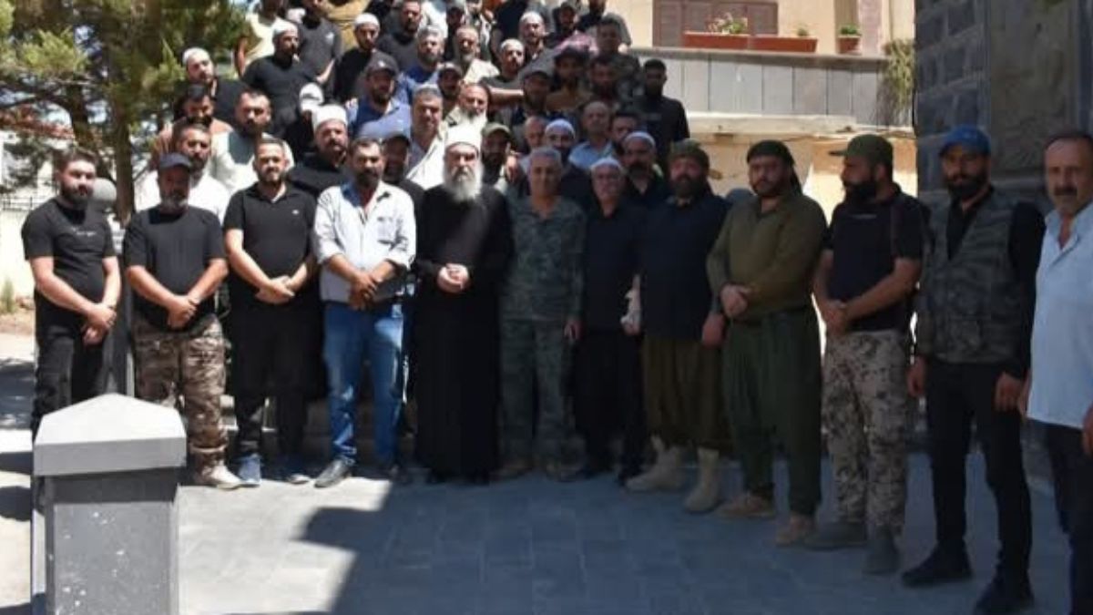 رئيس الطائفة الروحية للموحدين الدروز حكمت الهجري يجتمع بقادة الفصائل العسكرية المحلية لتشكيل قوات الحرس الوطني - 23 آب 2025 (المكتب الإعلامي لقوات الحرس الوطني) 