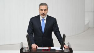 أعلن وزير الخارجية التركي، قطع العلاقات التجارية مع إسرائيل خلال جلسة في البرلمان 29 من آب 2025 (الأناضول)
