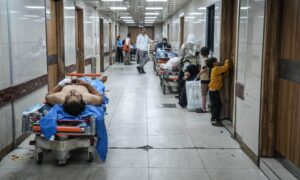 جرحى في ممر مستشفى المواساة بدمشق إثر غارات جوية إسرائيلية على مبنى هيئة الأركان العامة - 16 تموز dpa) 2025 / معاوية الأطرش)