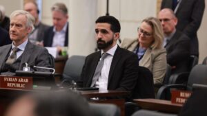 المندوب الدائم لسوريا لدى الأمم المتحدة ابراهيم علبي خلال اجتماع مع منظمة حظر الأسلحة الكيميائية - 29 آذار 2025 (إبراهيم علبي/ إكس)