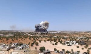 لحظة وقوع انفجار يرجح أنه لمستودع أسلحة في أطرف مدينة إدلب - 14 آب 2025 (عنب بلدي)