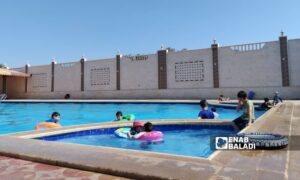 مسبح عام على أطراف مدينة إدلب - 12 تموز 2025 (عنب بلدي/ سماح علوش)
