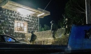 قوات الجيش الإسرائيلي أثناء مداهمة منزل في قرية حضر بالقنيطرة- 2آب 2025 (أفخاي أدرعي/إكس)