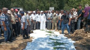 دفن الأهالي ضحايا المقبرة الجماعية التي وجدت في ريف جبلة باللاذقية والذي أكدت مصادر أنهم مدنيون 21 من آب 2025 ( صفحة بستان الباشا)