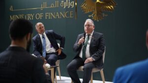 وزير المالية السوري محمد برنية متحدثا في جناح وزارة المالية السورية بمعرض دمشق الدولي بدورته ال62، 28 آب 2025 (تلغرام المالية)