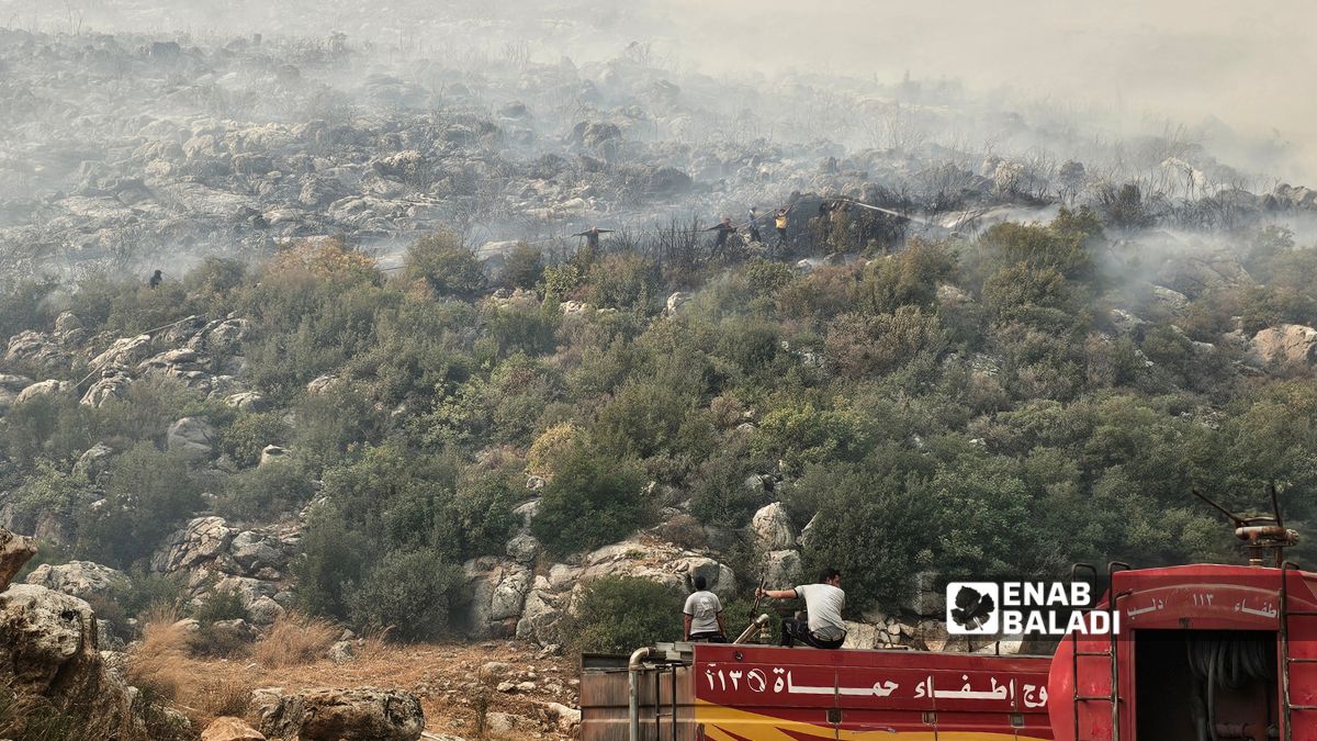 فوج إطفاء حماة والدفاع المدني يواصلان إخماد الحرائق في سهل الغاب – 13 آب 2025 (عنب بلدي/ إياد عبد الجواد)