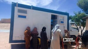 مرضى في رأس العين ينتظرون احدى العيادات المتنقلة أملًا بالحصول على الأنسولين - 11 تموز 2025 (عنب بلدي)