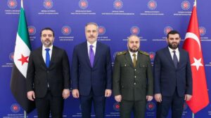 وزير الخارجية السوري أسعد الشيباني ووزير الدفاع مرهف أبو قصرة في زيارة إلى تركيا - 13 آب 2025 (الأناضول)