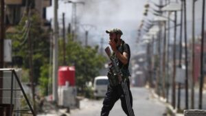 مقاتل في الفصائل المحلية في السويداء على أحد نقاط الحراسة داخل المدينة - 25 تموز 2025 (AP)