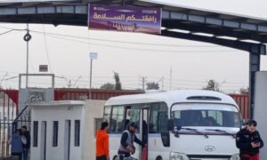 سوريون يعودون إلى بلادهم عبر معبر 