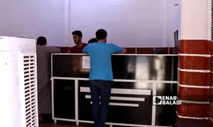 مزارع ينتظر تسلم الدفعة الثانية من ثمن موسم القمح عبر أحد وكلاء "شام كاش" في رأس العين - 30 تموز 2025 (عنب بلدي)