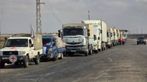 قافلة إغاثية للهلال الأحمر العربي السوري تتجه نحو محافظة السويداء عبر معبر بصر الحرير-27 آب 2025(محافظة السويداء/فيس بوك)