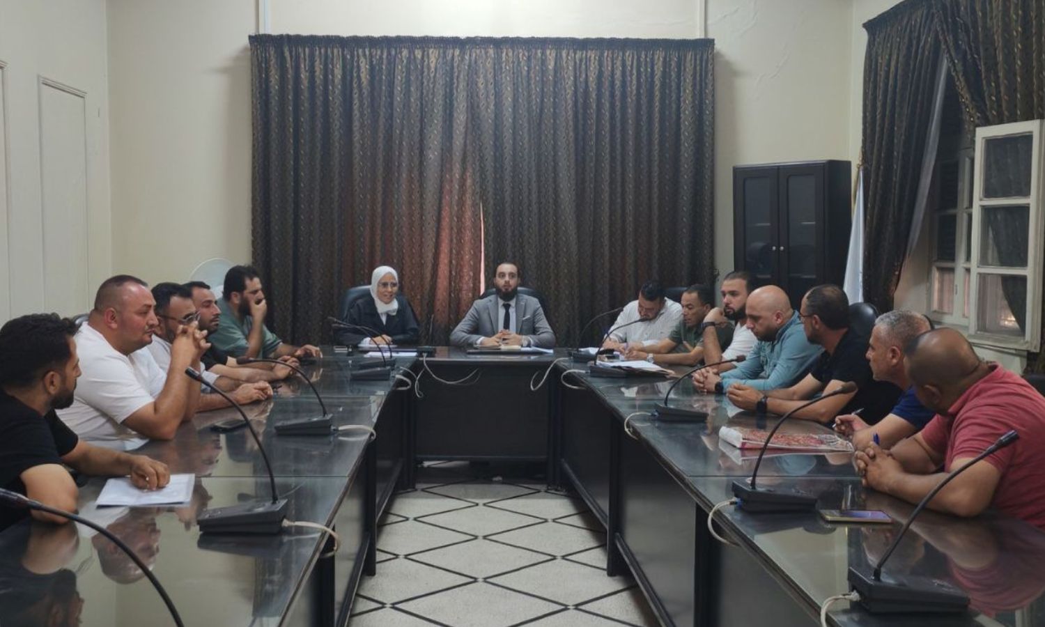 جلسة مزاد علني لتشغيل عدد من العقارات الواقعة ضمن مبنى الإدارة العامة للمؤسسة السورية للتجارة - 14 تموز 2025 (المؤسسة السورية للتجارة/ فيسبوك)