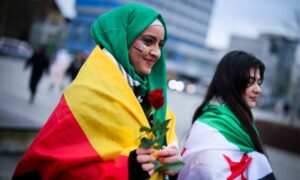 سوريات يحتفلن بسقوط نظام الأسد في مدينة دويسبورغ الألمانية - 10 كانون الأول 2024 (picture alliance/Christoph Reichwein)
