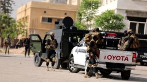 قوات إدارة الأمن العام السوري خلال تنفيذ عملية استهدفت موقعاً لتنظيم 