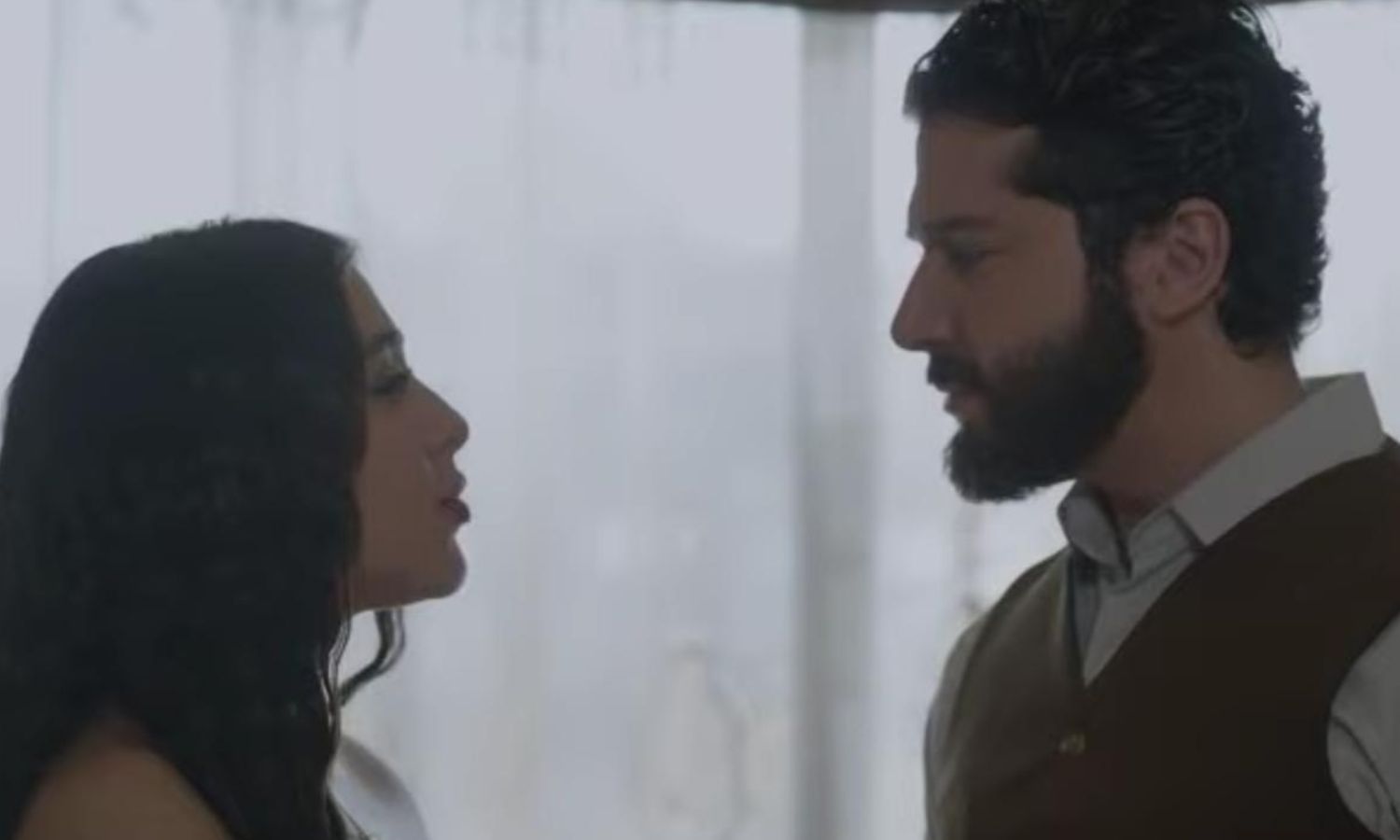 الفنان أنس طيارة والفنانة هيا مرعشلي من آخر مسلسل جمعهما "عندما تشيخ الذئاب" - رمضان 2019 (يوتيوب/ مسلسلات سورية)