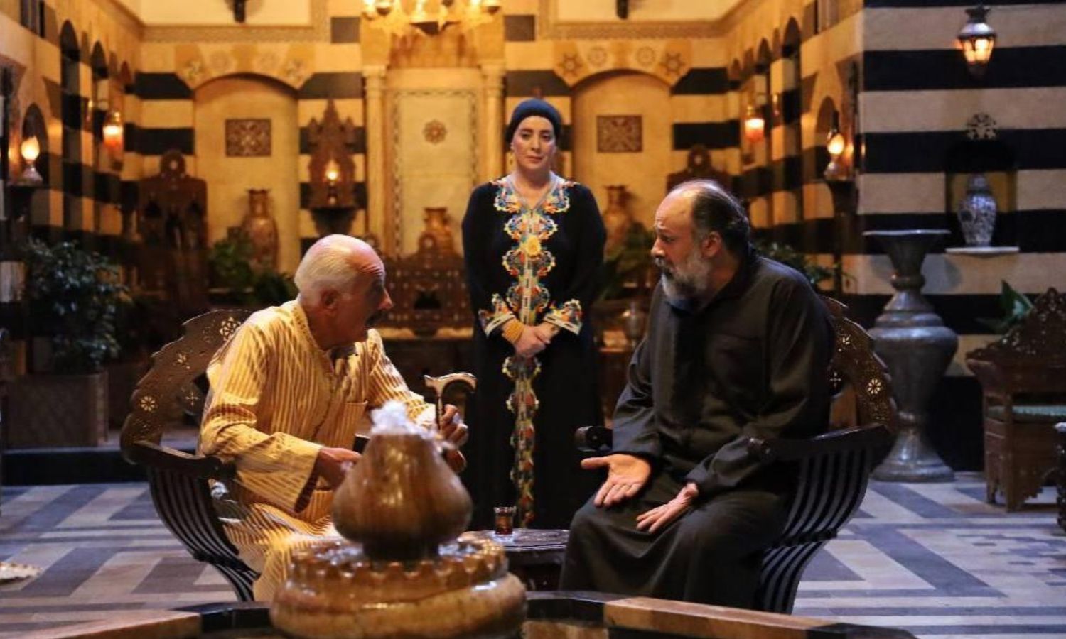 مشهد من مسلسل "زقاق الجن" الذي ينتمي للبيئة الشامية ويجمع أيمن زيدان والراحل وائل زيدان والفنانة شكران مرتجى - رمضان 2023 (ET بالعربي)