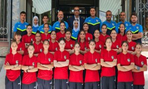 لاعبت منتخب سوريا للشابات بكرة القدم وكادراه الفني والإداري قبل مغادرتهم خوض منافسات تصفيات كأس آسيا تحت 20 عام - 3 آب 2025 (الاتحاد لسوري لكرة القدم/ فيسبوك)