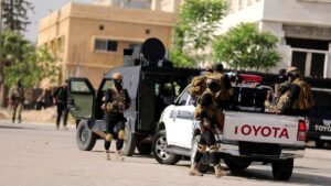 انتشار ميداني لقوات إدارة الأمن العام خلال تنفيذ عملية مداهمة موقعاً لخلية إرهابية ضمن أحد أحياء مدينة حلب- 17 أيار 2025 (وزارة الداخلية/تلجرام)
