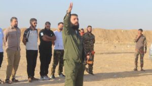 القيادي السابق في المعارضة السورية علاء أيوب الملقب بـ"الفاروق أبو بكر" يوجه خطابًا معنويًا لعناصر في "الجيش الوطني السوري" بمنطقة "نبع السلام" شمالي سوريا - 20 آب 2022 (الفاروق أبو بكر/ فيسبوك)
