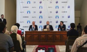 مؤتمر صحفي حول مشروع بوليفارد النصر عقده محافظ حمص والمتحدث باسم شركة العمران ورئيس مجلس مدينة حمص - 12 آب 2025 (المكتب الإعلامي لمحافظة حمص)
