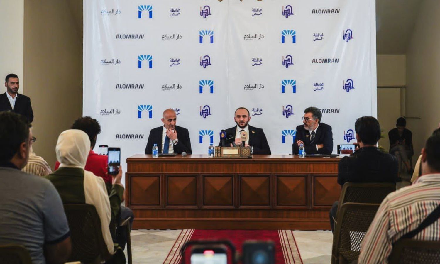 مؤتمر صحفي حول مشروع بوليفارد النصر عقده محافظ حمص والمتحدث باسم شركة العمران ورئيس مجلس مدينة حمص - 12 آب 2025 (المكتب الإعلامي لمحافظة حمص)