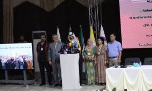  رئيس مجلس قبيلة الطي العربية، حسن فرحان يقرأ البيان الختامي لمؤتمر "وحدة الموقف" - 8 آب 2025 ("الإدارة الذاتية"/ فيسبوك)