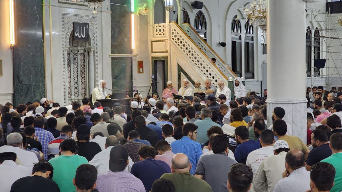 الداعية الإسلامي عبد الرزاق المهدي يلقي درسًا في أحد مساجد دمشق - 19 آب 2025 (عبد الرزاق المهدي/ تلجرام)