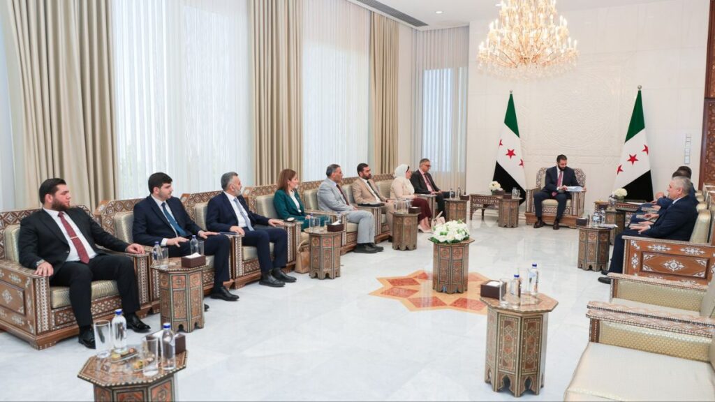 الرئيس السوري للمرحلة الانتقالية أحمد الشرع يتسلم النسخة النهائية من النظام الانتخابي المؤقت لمجلس الشعب - 26 تموز 2025(مجلس الشعب السوري)