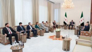 الرئيس السوري للمرحلة الانتقالية أحمد الشرع يتسلم النسخة النهائية من النظام الانتخابي المؤقت لمجلس الشعب - 26 تموز 2025(مجلس الشعب السوري)
