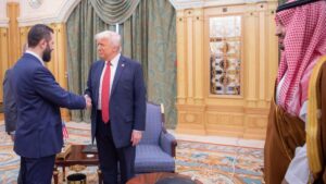 الرئيس السوري للمرحلة الانتقالية يصافح نظيره دونالد ترامب - 14 أيار 2025 (رئاسة الجمهورية)