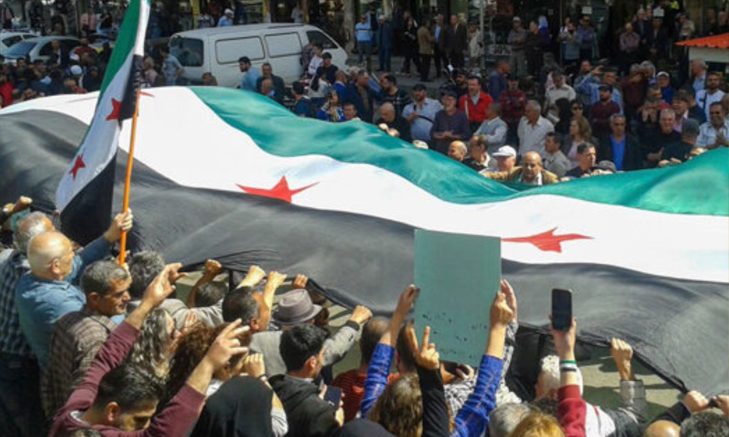 أهالي السويداء يتجمعون في ساحة الكرامة احتفالًا بالذكرى الرابعة عشرة للثورة السورية - 18 آذار 2025 (سانا)