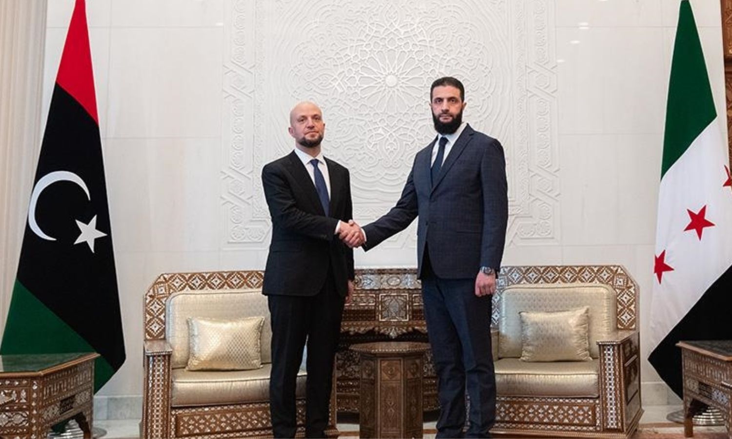 من لقاء الرئيس السوري للمرحلة الانتقالية، أحمد الشرع مع وزير الاتصالات والشؤون السياسية في ليبيا، وليد اللافي في دمشق - 29 كانون أول 2024 (وكالة الأناضول)