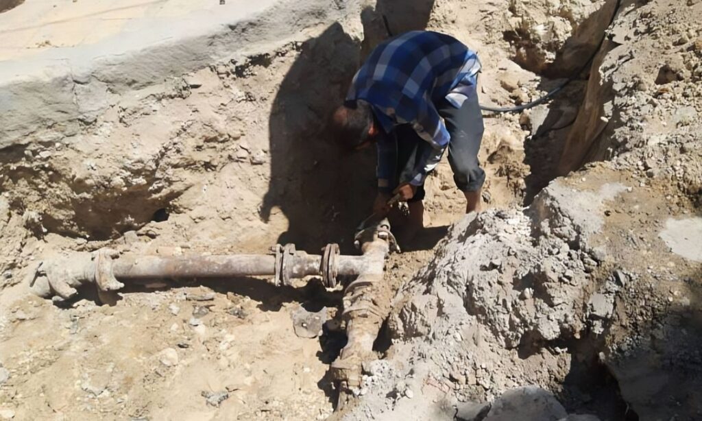 إصلاح شبكة المياه في حي الهلك بمدينة حلب - 17 تموز 2025 (مؤسسة مياه حلب/ فيسبوك)