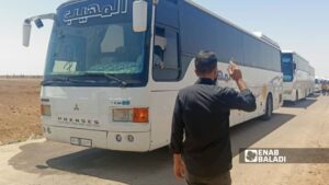 إجلاء أهالي من محافظة السويداء عبر معبر بصرى الشام الإنساني- 30 تموز 2025(عنب بلدي/محجوب الحشيش)