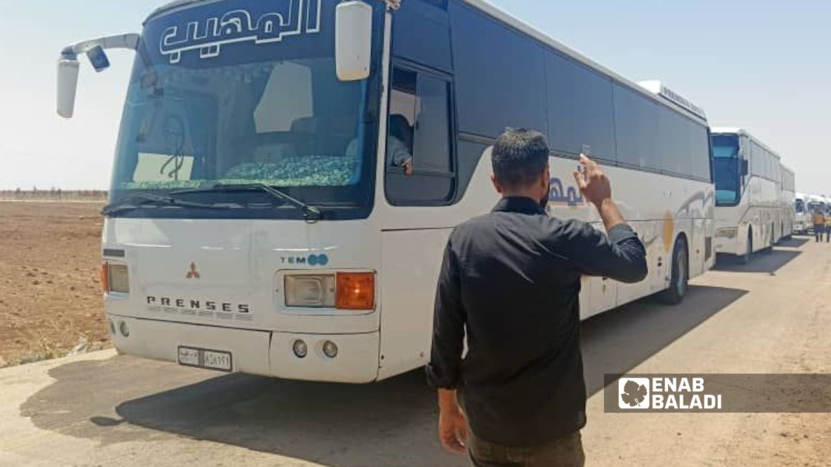 إجلاء أهالي من محافظة السويداء عبر معبر بصرى الشام الإنساني- 30 تموز 2025(عنب بلدي/محجوب الحشيش)