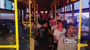 إجلاء المدنيين من السويداء عبر معبر بصرى الشام في درعا - 25 تموز 2025 (عنب بلدي/ محجوب الحشيش)