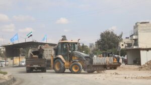 آليات تفتح الطريق المؤدية إلى حيي الأشرفية والشيخ مقصود - 14 نيسان 2025 (محافظة حلب)